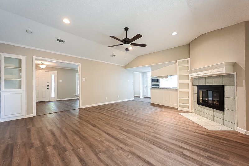 2,395/Mo, 110 Mill Creek Dr Arlington, TX 76010 Living Room View 2