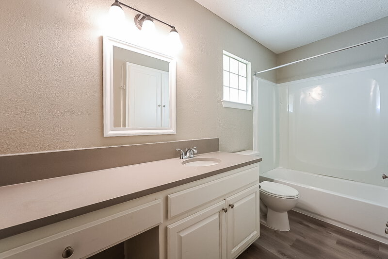 2,395/Mo, 110 Mill Creek Dr Arlington, TX 76010 Main Bathroom View