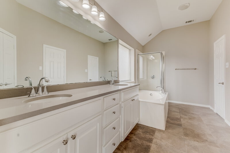 3,025/Mo, 1110 Eastbrook Dr Glenn Heights, TX 75154 Main Bathroom View