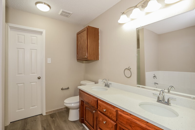 2,345/Mo, 1410 Wenatchee Dr Krum, TX 76249 Main Bathroom View