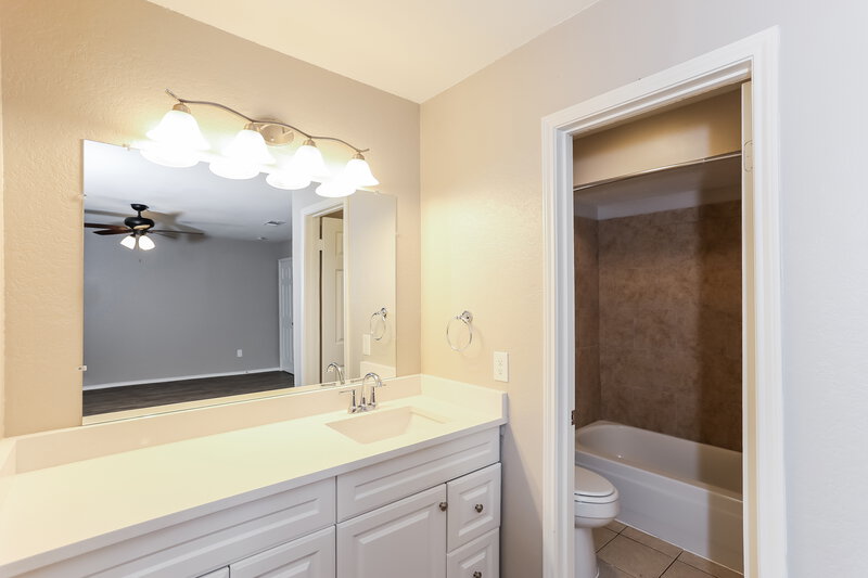 2,350/Mo, 2804 Clearmeadow St Bedford, TX 76021 Main Bathroom View