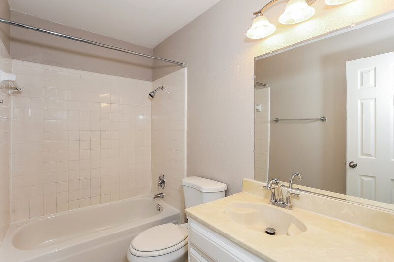 2,350/Mo, 2804 Clearmeadow St Bedford, TX 76021 Bathroom View 2