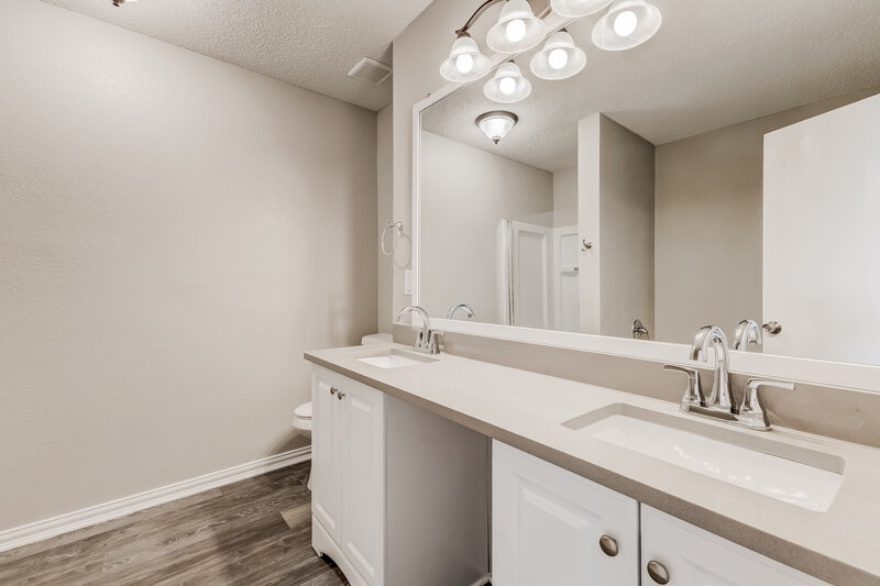 2,405/Mo, 1838 Lost Crossing Trl Arlington, TX 76002 Main Bathroom View