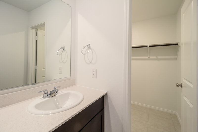 1,915/Mo, 329 Ranchito Pass Haslet, TX 76052 Main Bathroom View