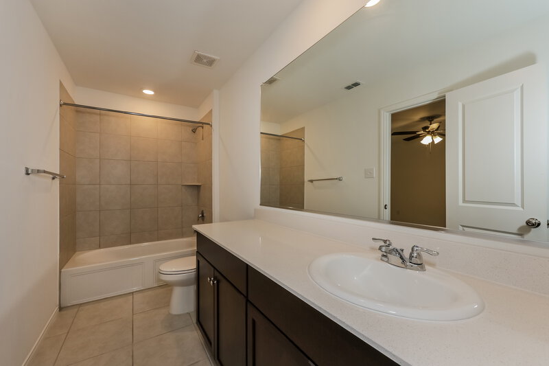 1,855/Mo, 329 Ranchito Pass Haslet, TX 76052 Main Bathroom View