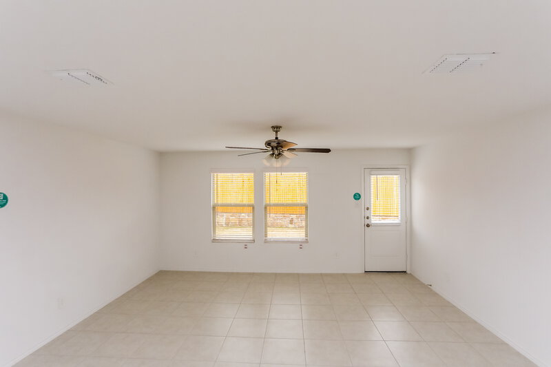 2,200/Mo, 1017 Crestview Dr Hutchins, TX 75141 Living Room View 3