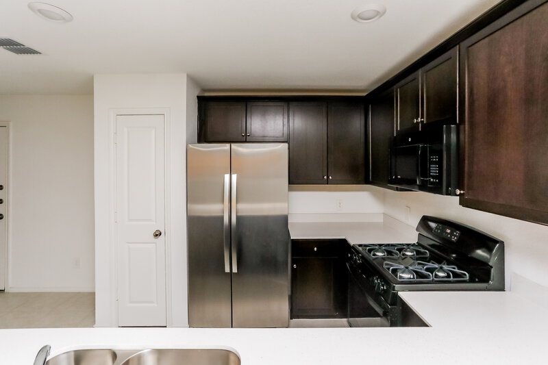 2,200/Mo, 1017 Crestview Dr Hutchins, TX 75141 Kitchen View 3