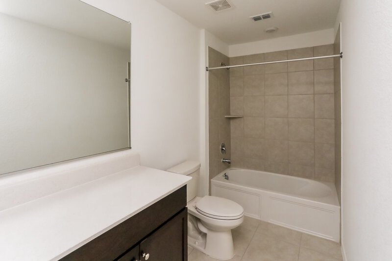 2,200/Mo, 1017 Crestview Dr Hutchins, TX 75141 Main Bathroom View