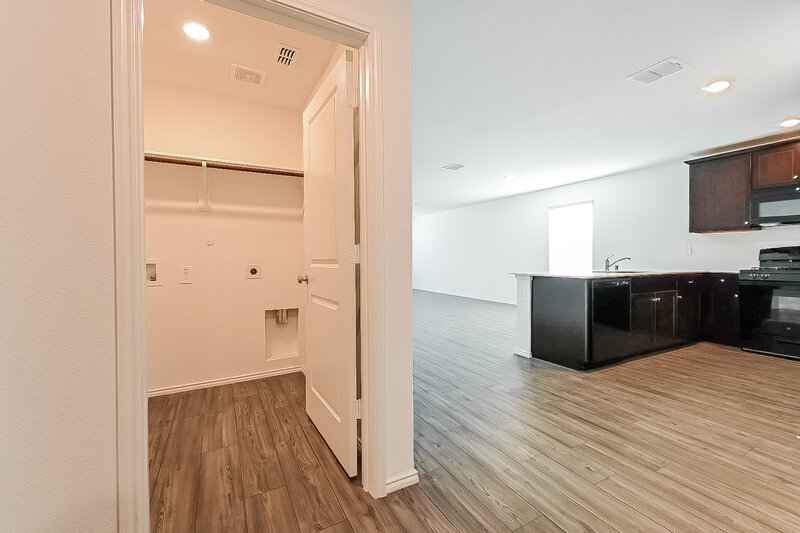 1,990/Mo, 1040 Crestview Dr Hutchins, TX 75141 Living Room View