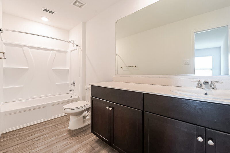 1,990/Mo, 1040 Crestview Dr Hutchins, TX 75141 Main Bathroom View