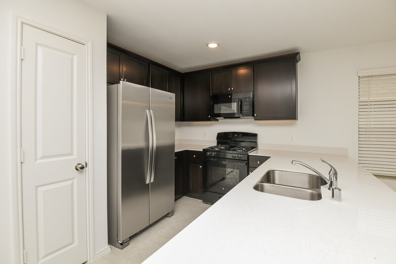 1,860/Mo, 1125 Crestview Dr Hutchins, TX 75141 Kitchen View 2