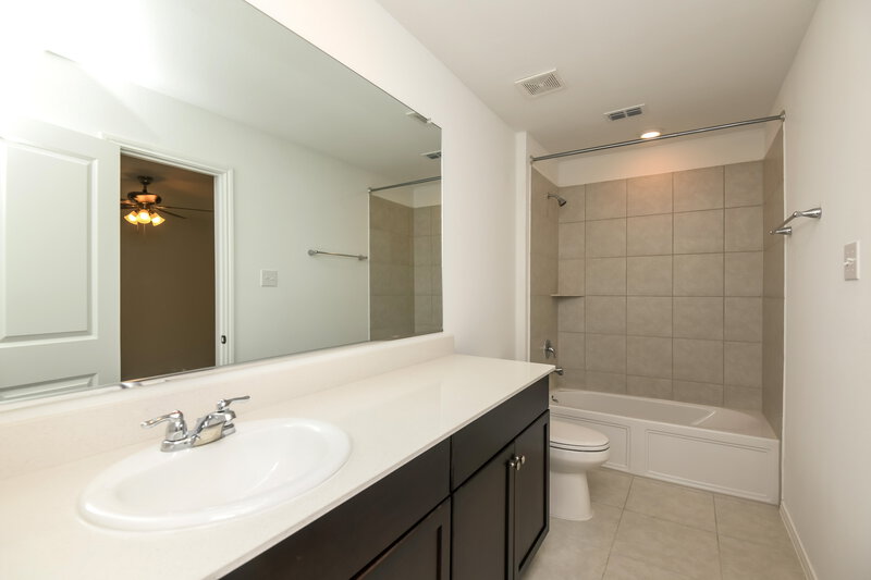 1,860/Mo, 1125 Crestview Dr Hutchins, TX 75141 Main Bathroom View