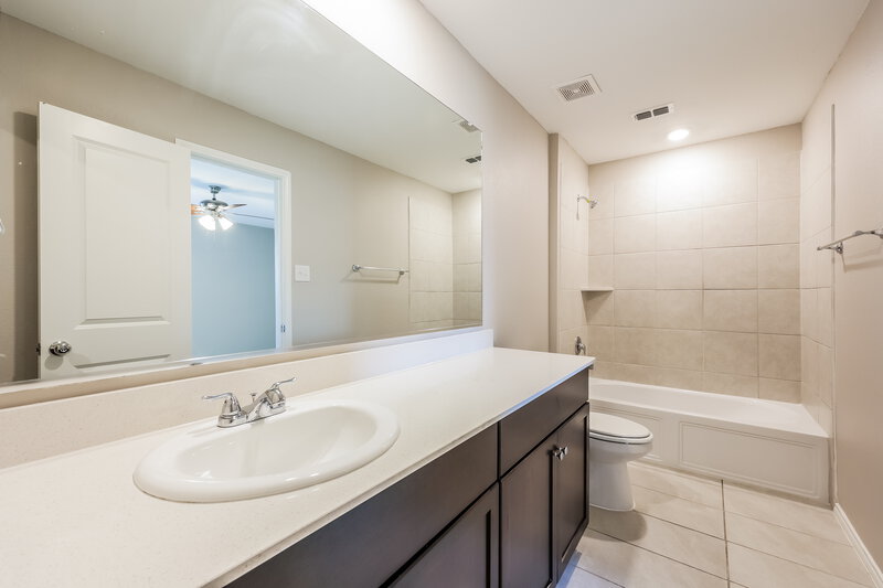 1,945/Mo, 1149 Crestview Dr Hutchins, TX 75141 Main Bathroom View