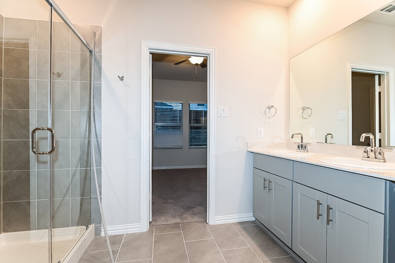 2,400/Mo, 1309 Cress Garden Lane Forney, TX 75126 Main Bathroom View