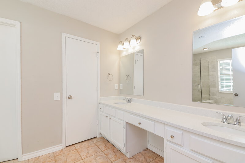 2,595/Mo, 6849 N Park Dr North Richland Hills, TX 76182 Main Bathroom View