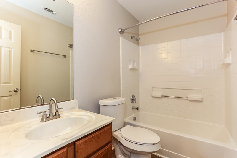 3,250/Mo, 223 Garden Valley Ln Red Oak, TX 75154 Bathroom View