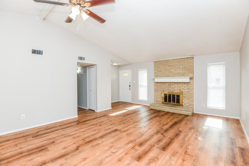 2,245/Mo, 623 Meadowglen Dr Duncanville, TX 75137 Living Room View