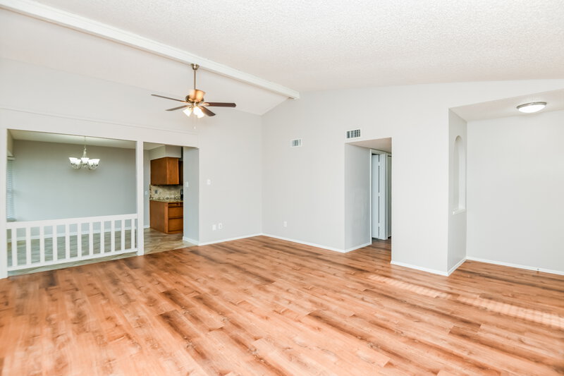 2,245/Mo, 623 Meadowglen Dr Duncanville, TX 75137 Living Room View 2