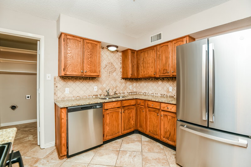 2,245/Mo, 623 Meadowglen Dr Duncanville, TX 75137 Kitchen View 2