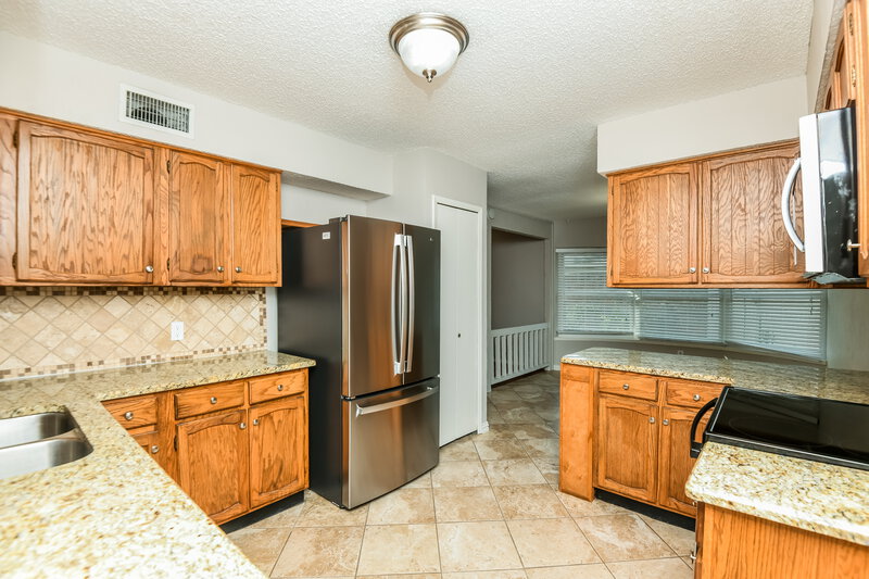 2,245/Mo, 623 Meadowglen Dr Duncanville, TX 75137 Kitchen View 3