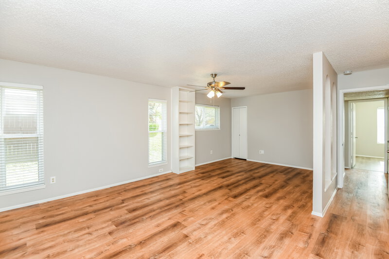 2,245/Mo, 623 Meadowglen Dr Duncanville, TX 75137 Main Bedroom View 2