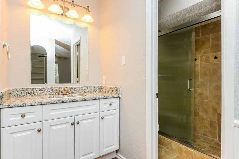2,245/Mo, 623 Meadowglen Dr Duncanville, TX 75137 Main Bathroom View