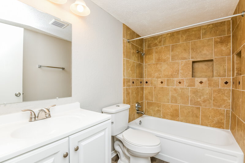 2,245/Mo, 623 Meadowglen Dr Duncanville, TX 75137 Bathroom View