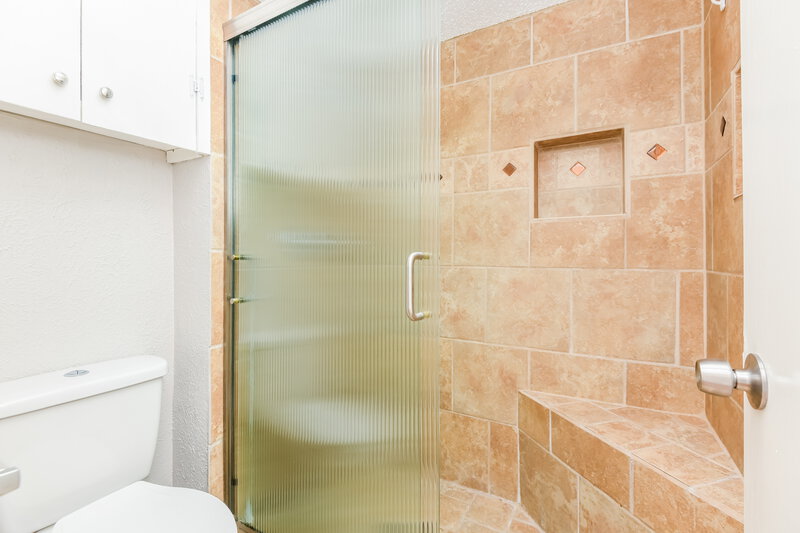 2,245/Mo, 623 Meadowglen Dr Duncanville, TX 75137 Bathroom View 2