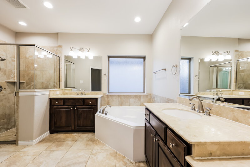 2,820/Mo, 220 Watson St Red Oak, TX 75154 Main Bathroom View