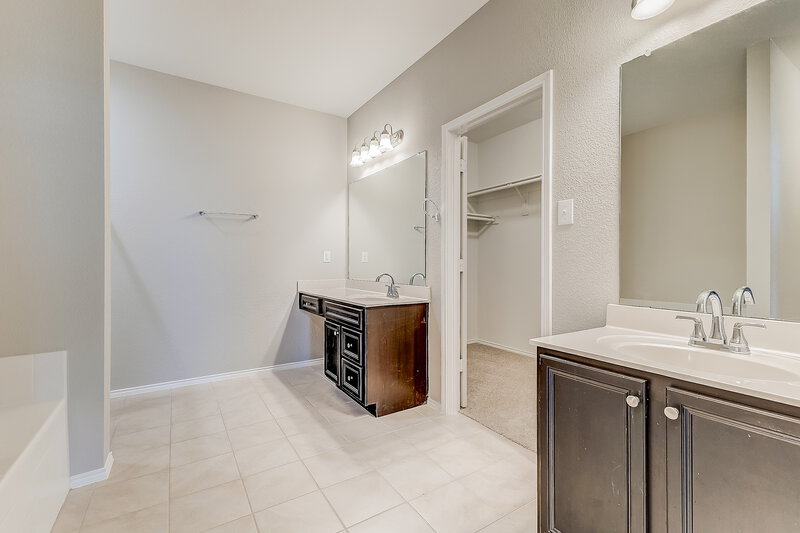 3,275/Mo, 4208 Glen Abbey Dr Crowley, TX 76036 Main Bathroom View