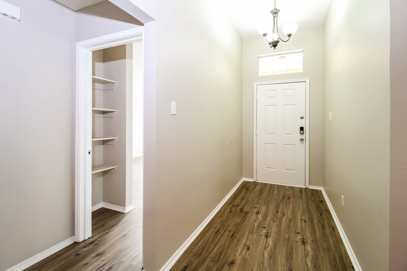1,960/Mo, 1009 Dixon Ln Denton, TX 76207 Foyer View