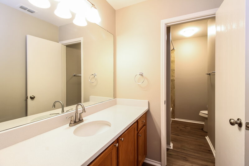 1,960/Mo, 1009 Dixon Ln Denton, TX 76207 Main Bathroom View