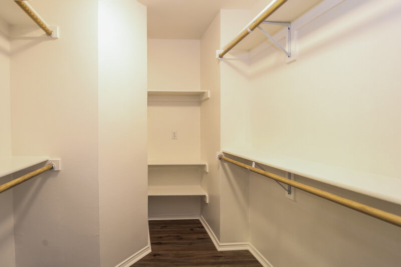 1,960/Mo, 1009 Dixon Ln Denton, TX 76207 Walk In Closet View