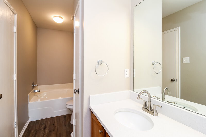 1,960/Mo, 1009 Dixon Ln Denton, TX 76207 Bathroom View