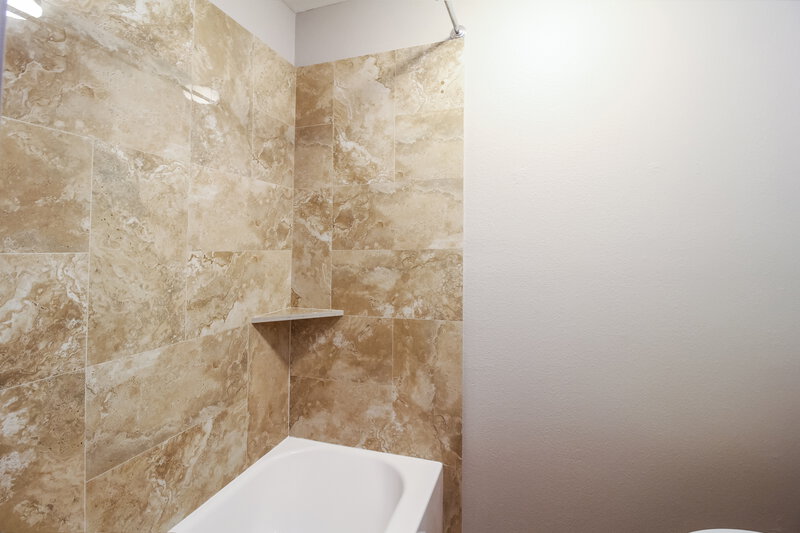 1,960/Mo, 1009 Dixon Ln Denton, TX 76207 Bathroom View 2