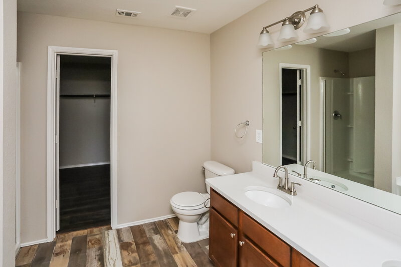2,200/Mo, 403 Blue Sage Dr Fate, TX 75087 Main Bathroom View