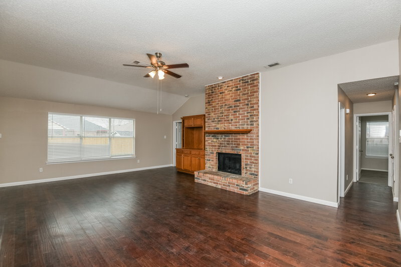 2,160/Mo, 5133 Eastcreek Dr Arlington, TX 76018 Living Room View 2