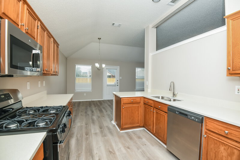 2,160/Mo, 5133 Eastcreek Dr Arlington, TX 76018 Kitchen View 3