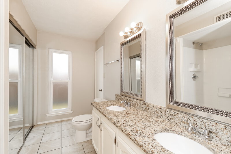 1,990/Mo, 702 Ponderosa Dr Forney, TX 75126 Main Bathroom View