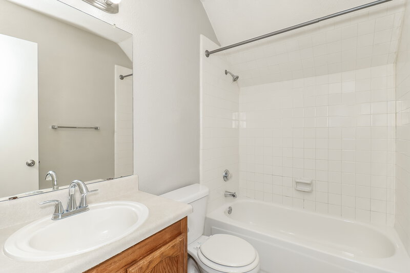 1,990/Mo, 702 Ponderosa Dr Forney, TX 75126 Bathroom View