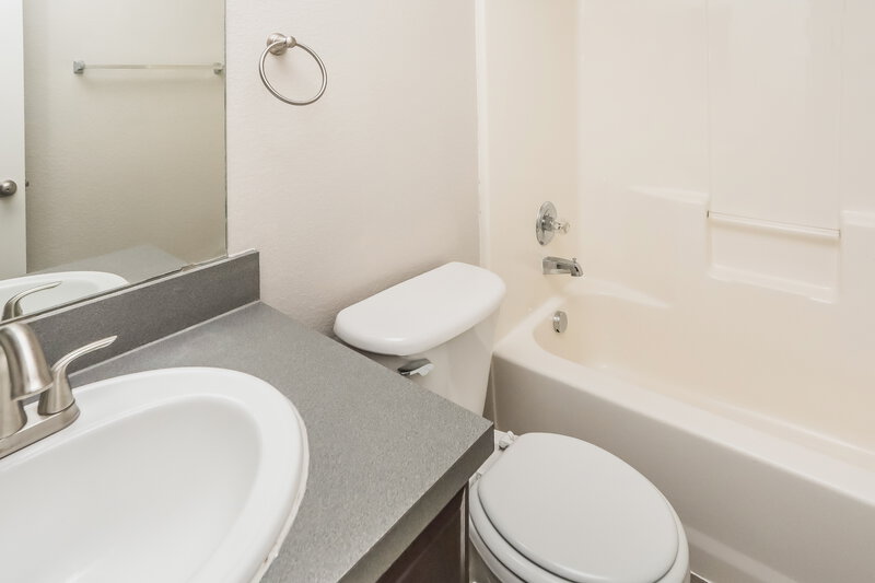 1,900/Mo, 525 Skelton St Royse City, TX 75189 Bathroom View