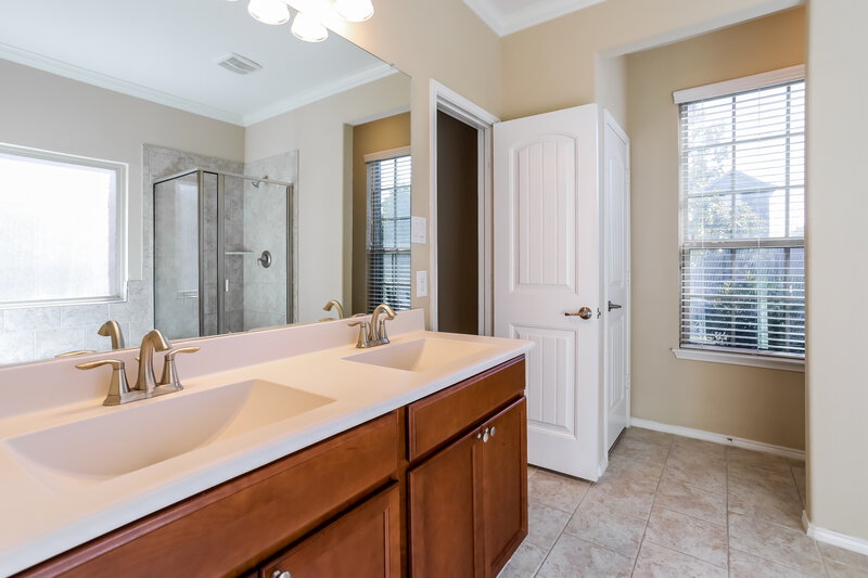 2,375/Mo, 524 Pawnee St Aubrey, TX 76227 Main Bathroom View