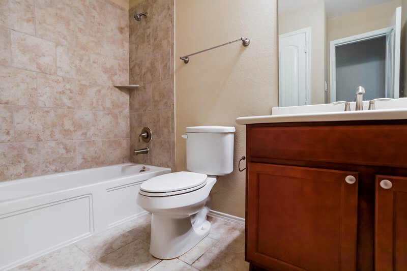 2,375/Mo, 524 Pawnee St Aubrey, TX 76227 Bathroom View