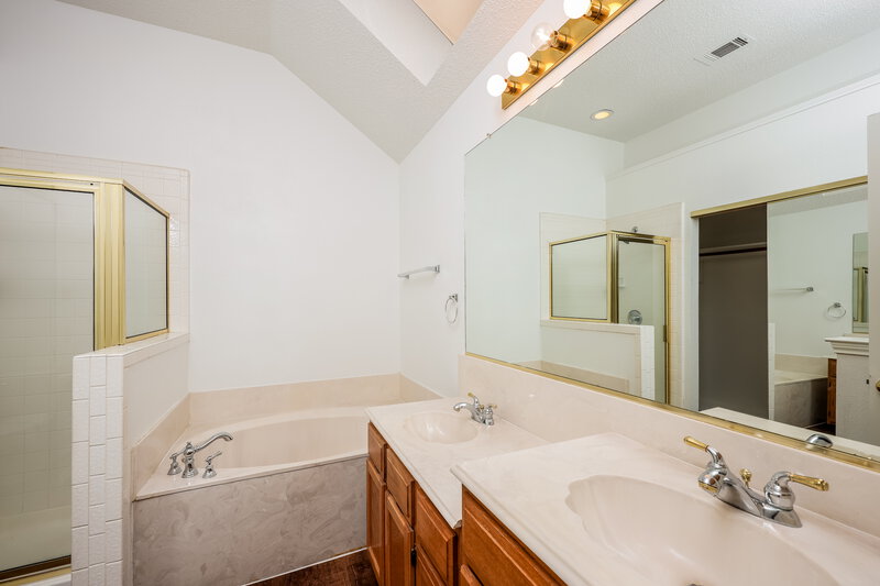 1,925/Mo, 2208 Browning Dr Mesquite, TX 75181 Main Bathroom View