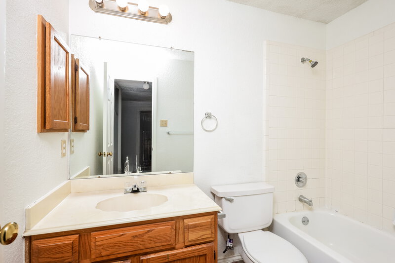 1,925/Mo, 2208 Browning Dr Mesquite, TX 75181 Bathroom View