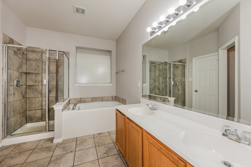 3,055/Mo, 3608 Pendery Ln Fort Worth, TX 76244 Main Bathroom View