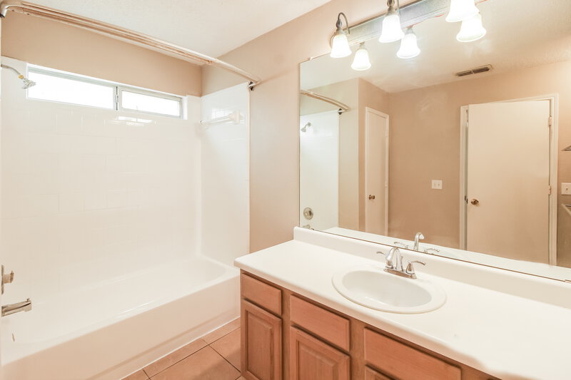 2,110/Mo, 1032 Springcreek Dr Denton, TX 76210 Main Bathroom View