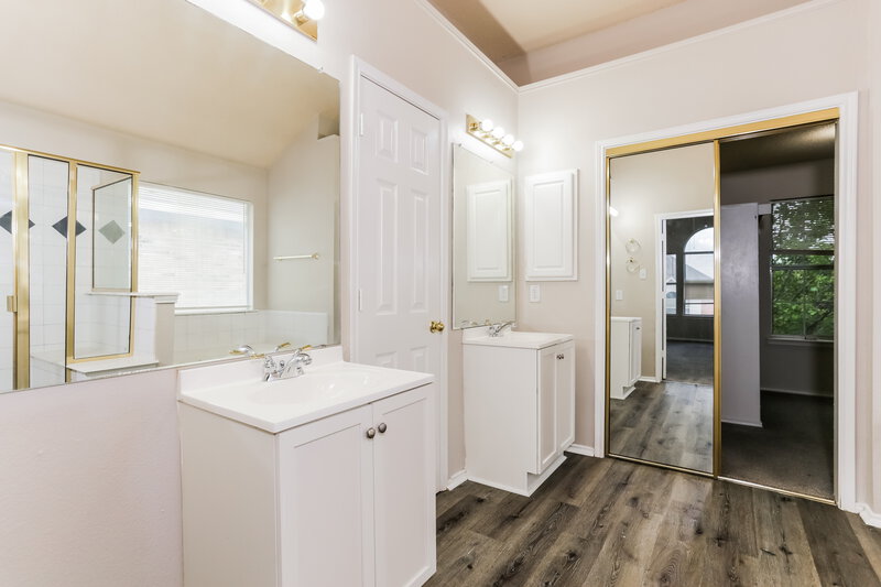 3,080/Mo, 632 Magnolia Trl Desoto, TX 75115 Main Bathroom View