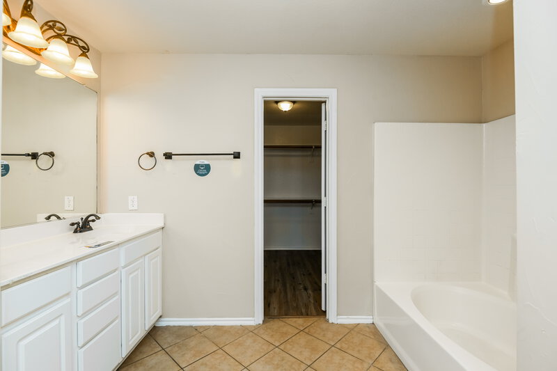 2,470/Mo, 10709 Hawks Landing Rd Haslet, TX 76052 Main Bathroom View