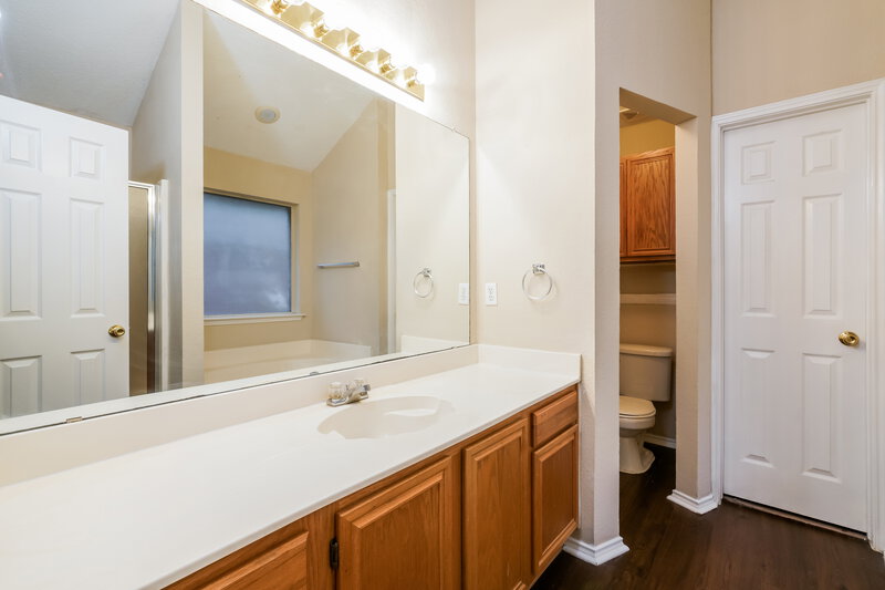 2,120/Mo, 430 Beard Dr Cedar Hill, TX 75104 Main Bathroom View
